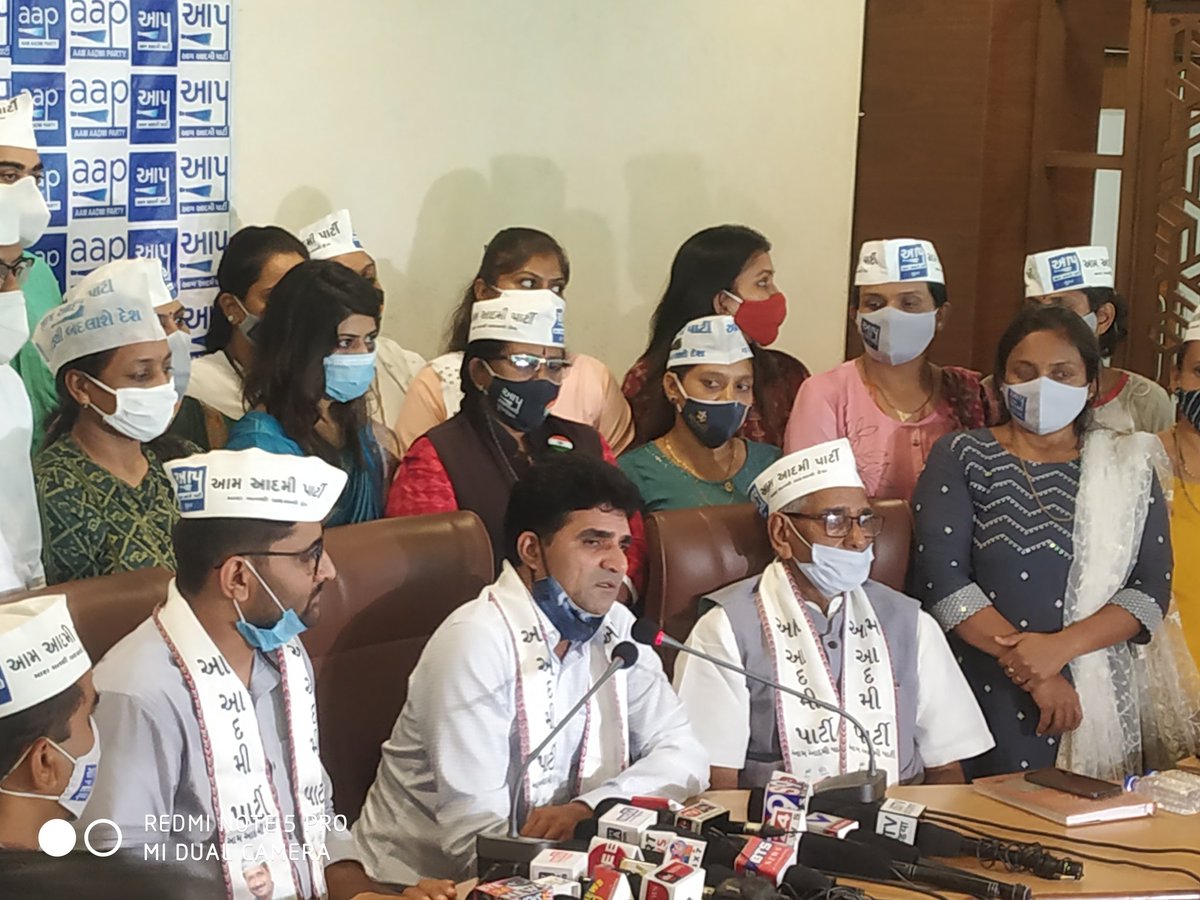 NonstopGujarat's tweet photo. #surat #Aam #party #Gujarat #press #confrence गुजरात आम आदमी पार्टी का दामन थामने वाले पत्रकार इशुदान गढ़वी का आज सुरत दौरा,पत्रकार परिषद कर सीआर पाटिल पर आरोप लगाते हुए कहा कि पैसे का ऑफर देना बंद करे
@CRPaatil @CMOGuj @PMOIndia @ArvindKejriwal @AmitShah https://t.co/zMmMWk80PT