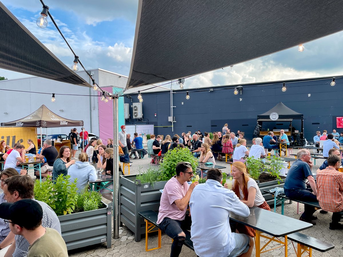 lillebeer's tweet photo. HOT, HOT, BIERCHEN.
Diese Woche wird's warm. Aber keine Sorge, die passende Abkühlung wartet bereits auf dich!
Von Do. bis Sa. sind wir ab 17 Uhr für dich da und erfrischen dich mit besten Bierchen, funky Drinks von #muddimarkt und #Streetfood par Excellence. https://t.co/uDMulNeZ0g