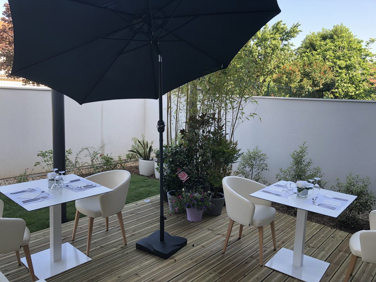 Nos résidents de <a href="/SenSannois1/">@SenSannois</a> profitent d’un déjeuner en #terrasse.
Soleil, jardin fleuris, bon repas le tout arrosé de convivialité. Pour profiter de cette belle résidence #senioriales et du cadre agréable rejoignez-nous en appelant le 07 60 58 34 00