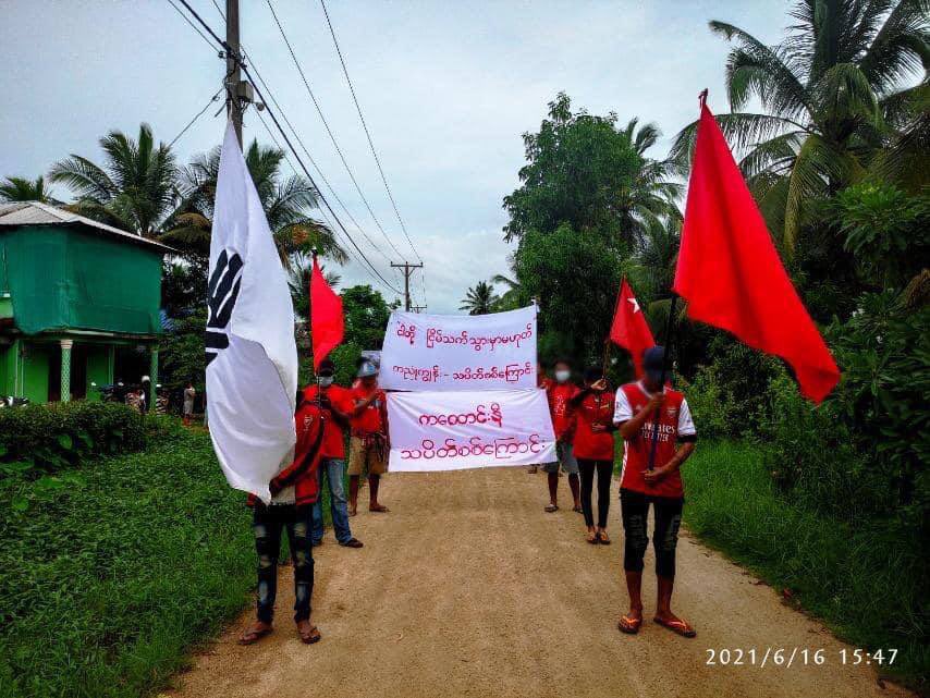 Anti-dictatorship protesters from KaNyoneKyun and KaHtaungNi villages of Launglon township staged a coalition strike this evening. #UnfetteredAccessForAids #WhatsHappeningInMyanmar #June16Coup #MilkTeaAlliance
