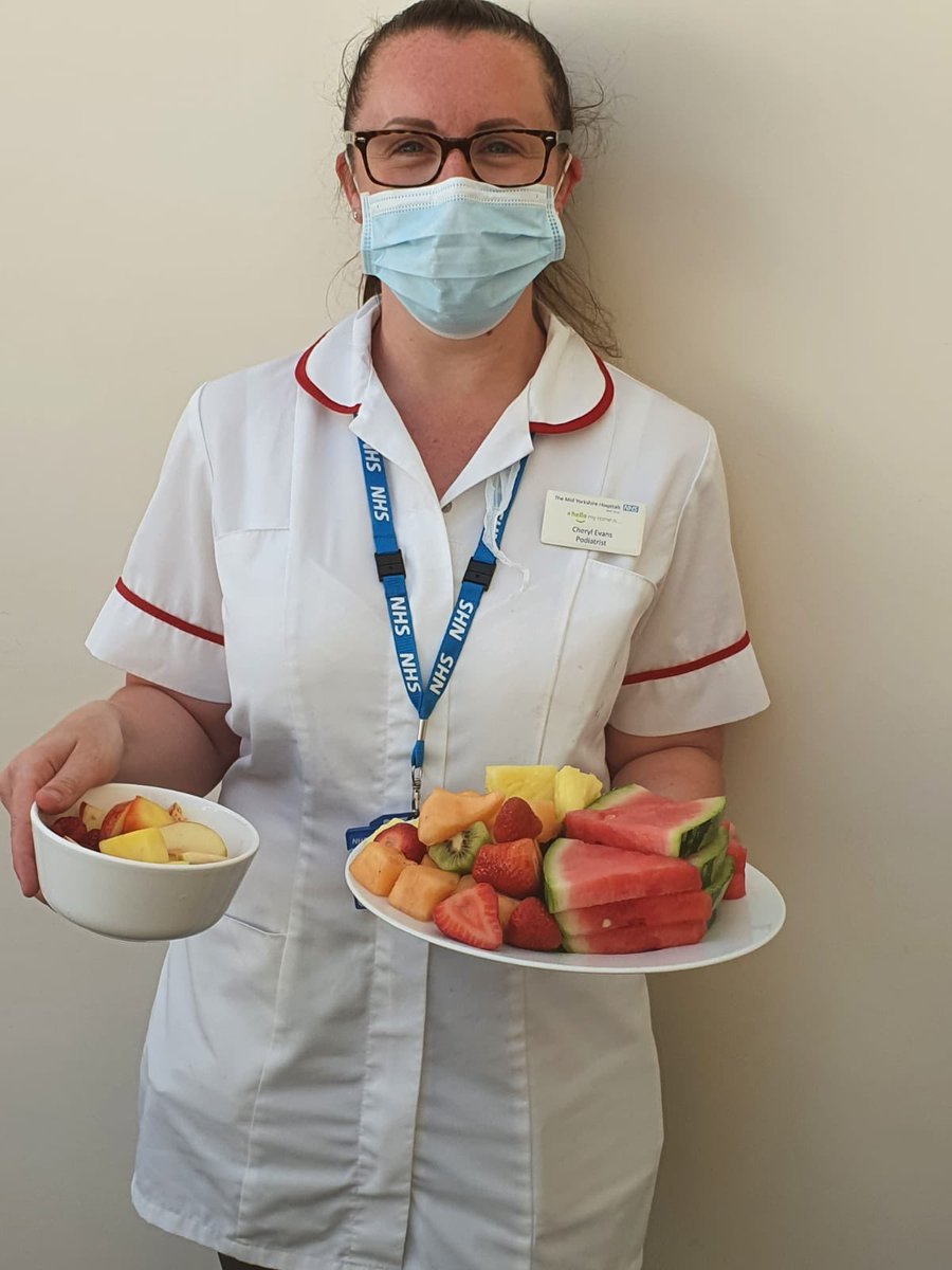 MidYorksPod's tweet image. Our Podiatrist, Cheryl Evans, providing healthy and nutritious snacks for our Team Brief this afternoon… 🍎🍉🍊🍓🥝 @MYQualityImpro1 @NHWeek #NutritionandHydrationWeek2021