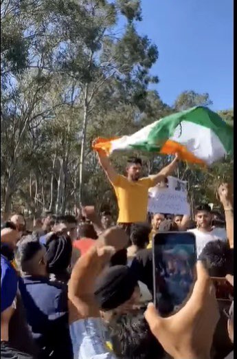 prasoon_kumar's tweet photo. Holding National Flag when surrounded by a unfriendly crowd clearly displays one’s love for his country.
@RDXThinksThat @PorusofPunjab @changu311 @SanatanSaviour 

#JusticeForVishalJood https://t.co/NZPXuu2obx
