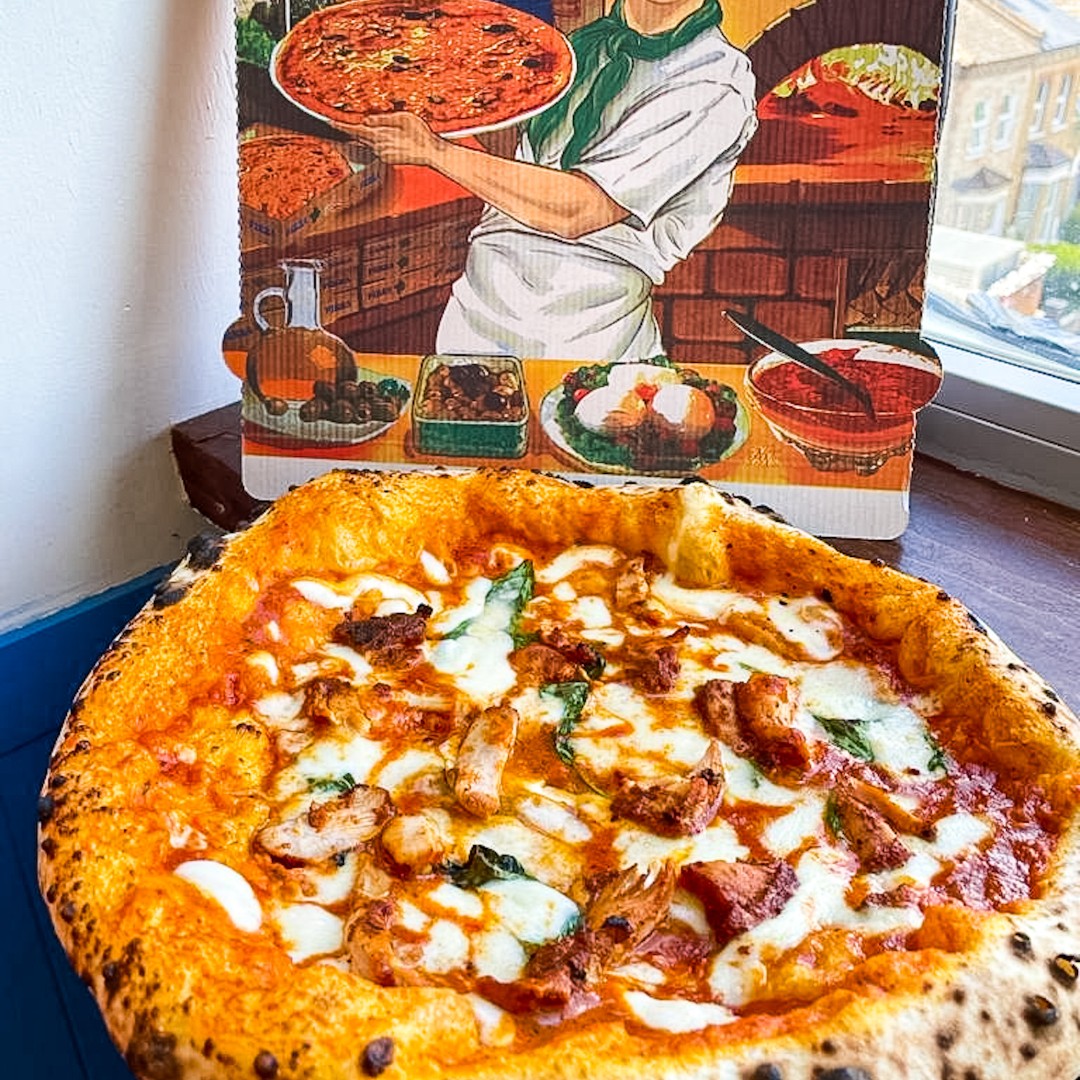 081pizzeria's tweet photo. This week we have teamed up with our neighbours @boxwallahonroad to introduce to you The BUTTER CHICKEN PIZZA 🍕🙌 This is something very unusual for us in Naples, we NEVER put chicken on pizza 😉 

Only available till Sunday! #081pizzeria https://t.co/6nNiLGyzFE