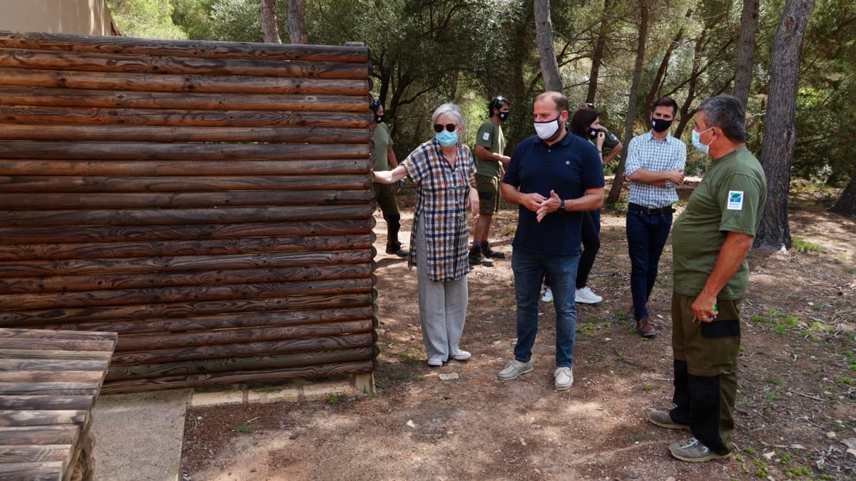 cmar_ib's tweet photo. El conseller @mirgual i el gerent de l'@ibanat_IB @JoanRamon__ han visitat el refugi de #SonReal

La majoria dels refugis que gestiona la @cmat_ib ja han reobert adaptats a la normativa sanitària i amb millores que n’optimitzen l’eficiència energètica 
ℹ️🔗https://t.co/ZLbnOyILsb https://t.co/xQ5j27DB8k
