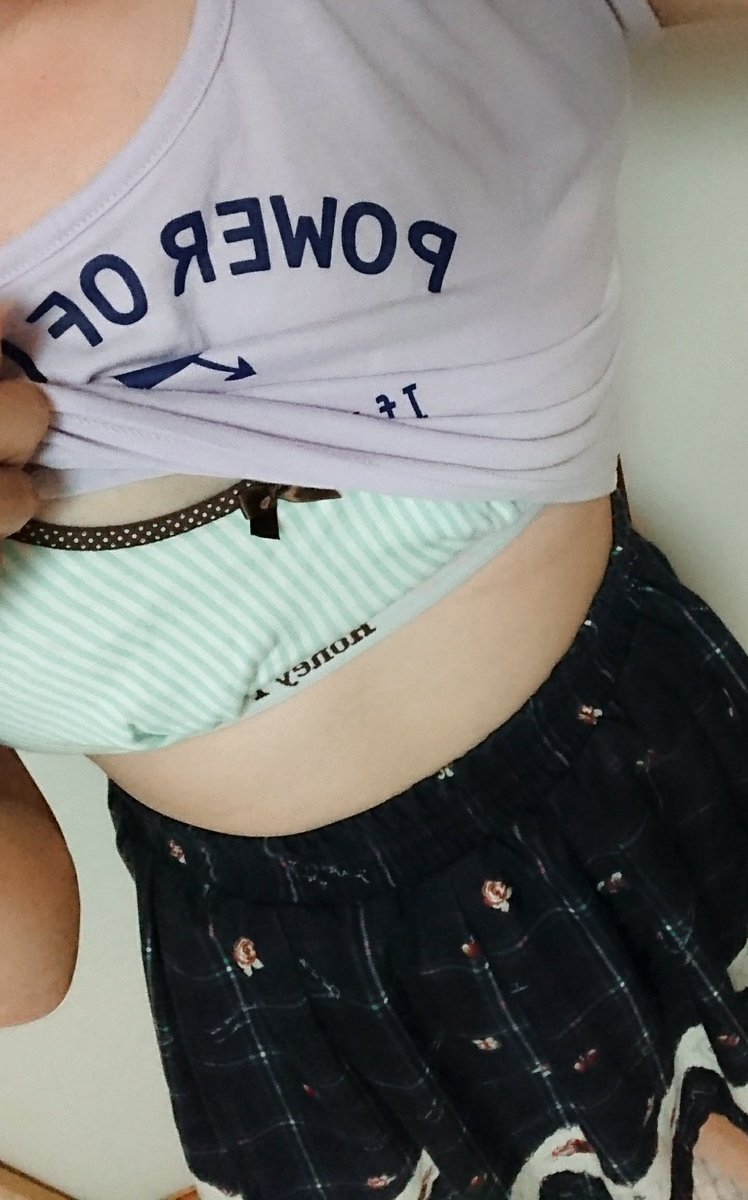 AXES100's tweet photo. チラッと見せちゃうよ(ﾉ*'ω'*)ﾉ彡
お気に入りのパンツとブラ！
#女装 #女装男子 #女装男子はパンツを見せろ  #ジュニアブラ #ジュニアショーツ #下着フェチ #綿パンツ
#女児パンツ https://t.co/YvQZkHbr0l