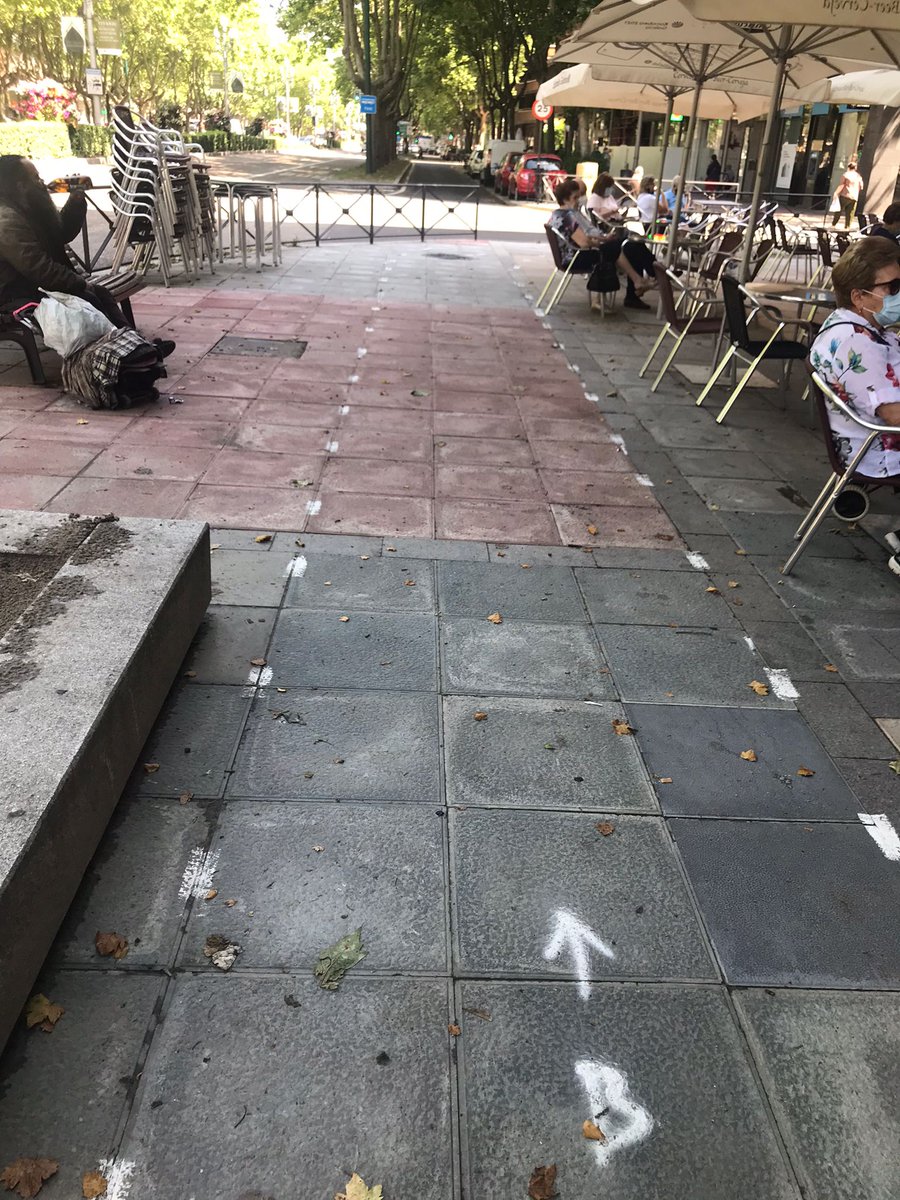 ConcejalVLL's tweet photo. La experiencia y la eficiencia son las madres de la ciencia y el gobierno municipal de Valladolid ni una cosa ni la otra, pobrecillos y pobre de nuestros bolsillos.
Hace un mes toda la acera levantada y ahora se dan cuanta que les falta el famoso carril y lo pintan. "NO DAN UNA" https://t.co/5IEvx9fSrG