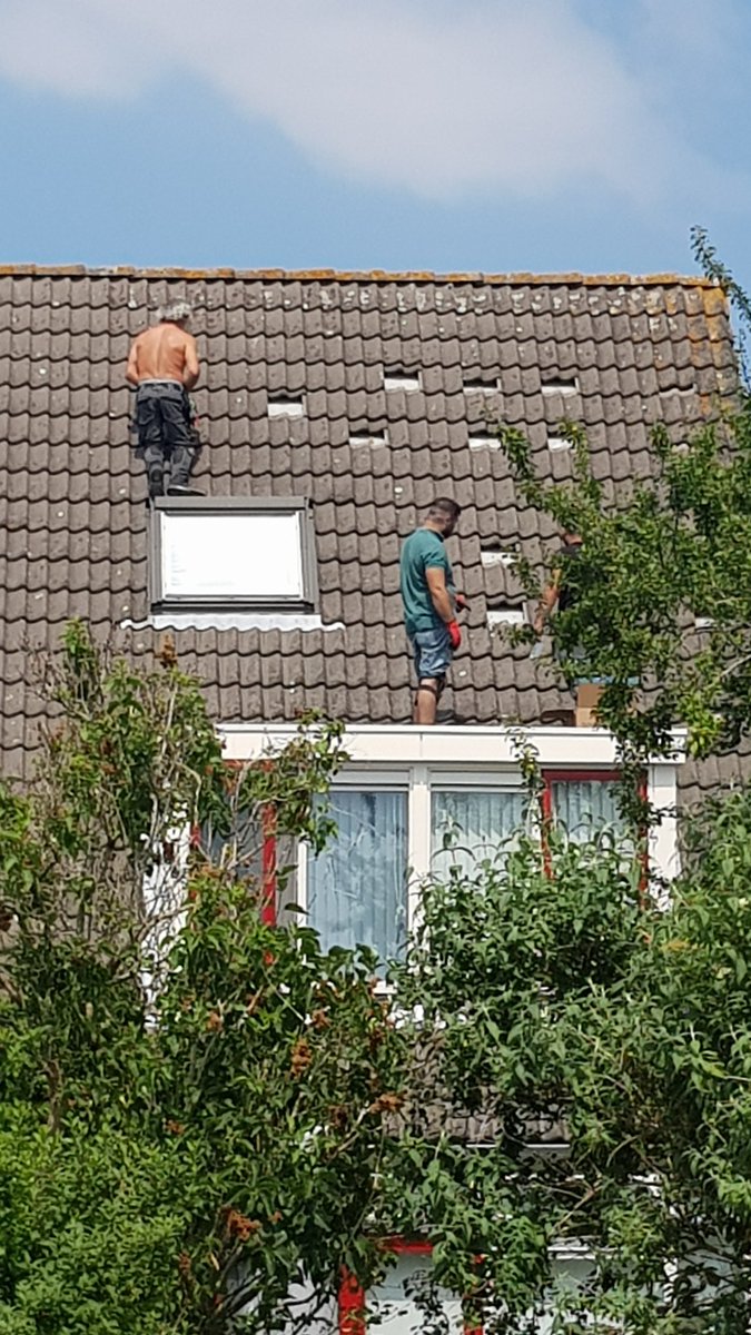 Hoe moeilijk kan het monteren van zonnepanelen zijn? Hopelijk goed verzekerd. Als je je eigen veiligheid niet serieus neemt, hoe staat het dan met de veiligheid van de installatie?
#arbo #hollandsolar  #veiligheid #arbeidsomstandigheden #verzekering #installq #hellenddak