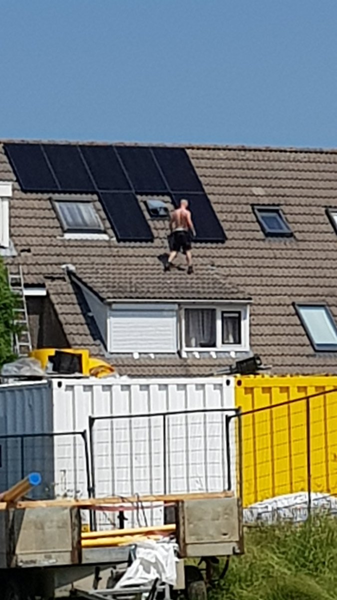 peter_ligthart's tweet photo. Hoe moeilijk kan het monteren van zonnepanelen zijn? Hopelijk goed verzekerd. Als je je eigen veiligheid niet serieus neemt, hoe staat het dan met de veiligheid van de installatie?
#arbo #hollandsolar #veiligheid #arbeidsomstandigheden #verzekering #installq #hellenddak https://t.co/BdiVX1TWmA