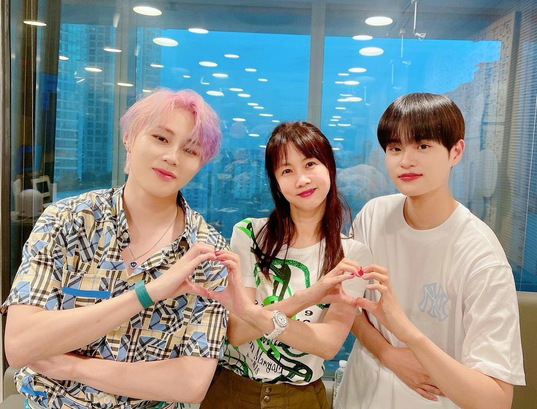 Jinhwinoona1's tweet photo. lovegame1077 insta update with Daehwi &amp; Sungwoon &amp; Park Sohyun

#이대휘 #하성운 #휘디

Together with #HwiD 💙🤣🤣🤣
Our DJ really tears welling up in my eyes…#moved 

Like &amp; Thank Park Sohyun for always supporting Daehwi:
https://t.co/lgnQxXksBC https://t.co/IUULbiznr5