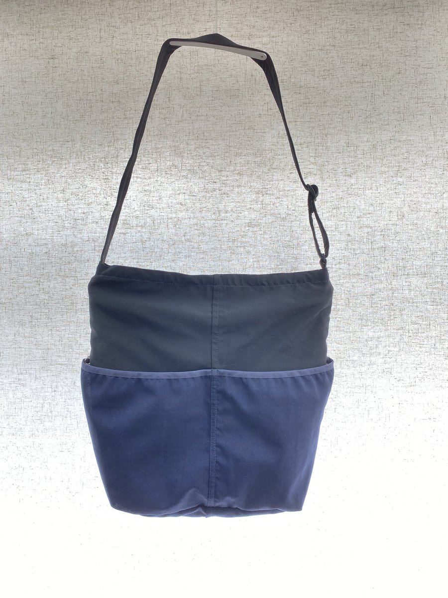 productMs03's tweet photo. 思い出の着物をリメイクしてお孫さんが使���バッグにしたいとご依頼です！

大きめなショルダーとトートバッグ👜
リバーシブルで使えるランチバッグの3種類製作！ご依頼者に縁のある刺繍も入れて完成です✨

#着物リメイク
#ショルダーバッグ
#トートバッグ
#ランチバッグ
#刺繍
#厚物縫製
#薄物縫製 https://t.co/c8ddjvpEVU