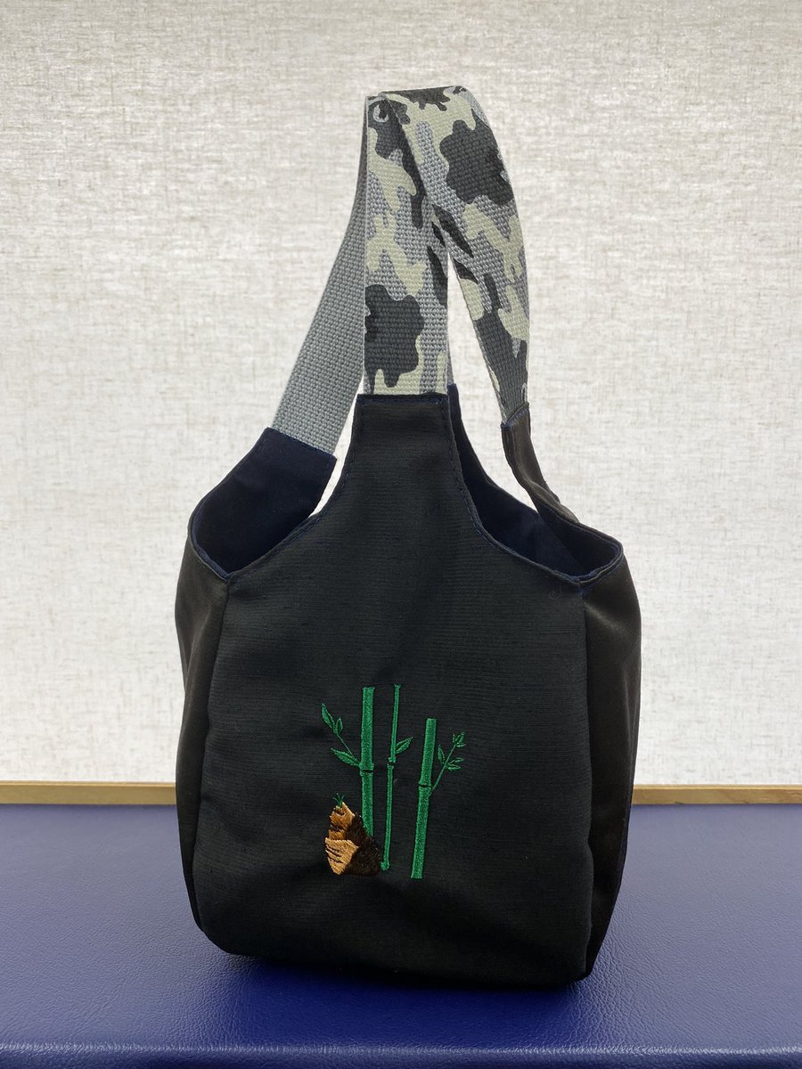 productMs03's tweet photo. 思い出の着物をリメイクしてお孫さんが使���バッグにしたいとご依頼です！

大きめなショルダーとトートバッグ👜
リバーシブルで使えるランチバッグの3種類製作！ご依頼者に縁のある刺繍も入れて完成です✨

#着物リメイク
#ショルダーバッグ
#トートバッグ
#ランチバッグ
#刺繍
#厚物縫製
#薄物縫製 https://t.co/c8ddjvpEVU