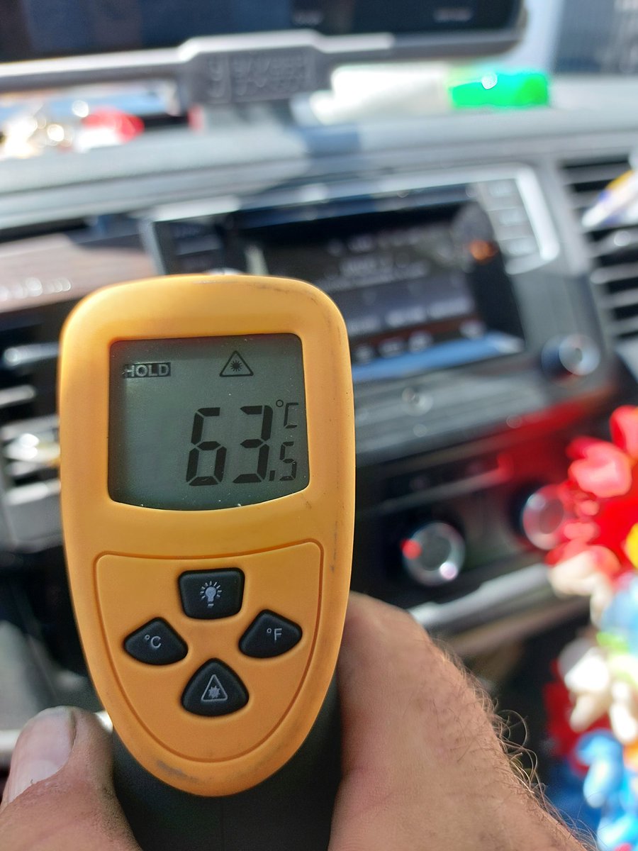 Laat met dit weer niets wat je lief is achter in een afgesloten auto.
In de volle zon bij 29 graden buitentemperatuur is het na 15 minuten al bijna 65 graden in je auto