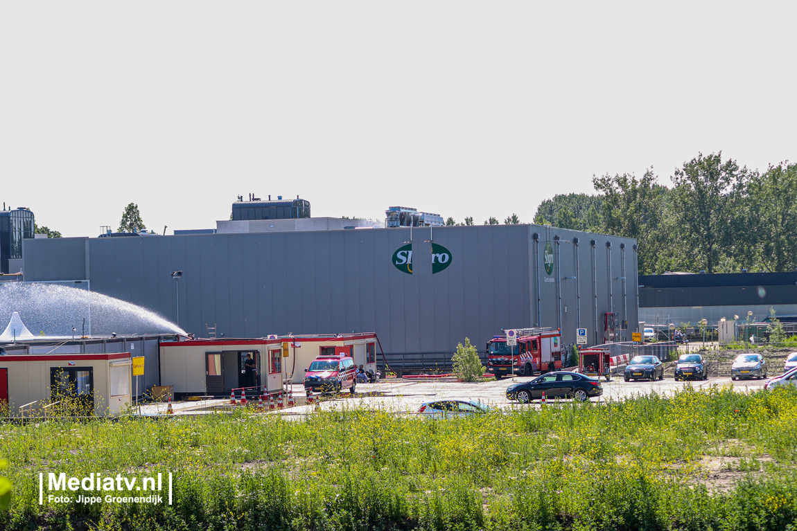 De brandweer koelt vandaag het dak van de Corona testlocatie van de GGD in Gouda.  Meer op:..