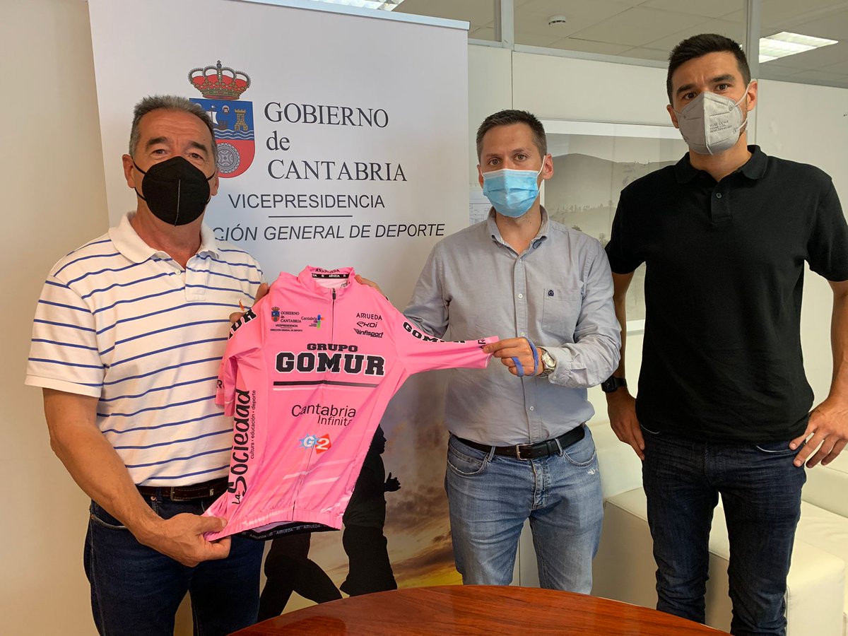 EquipoGomur's tweet photo. 💠 Mario Iglesias Director General de Deportes ha recibido al equipo tras sus recientes éxitos refrendando su apoyo al proyecto a través de la Dirección General de Deporte y la @lasociedadced.

🚴‍♂️ #Gomur #Ciclismo #Cantabria https://t.co/o19Kj3waTv