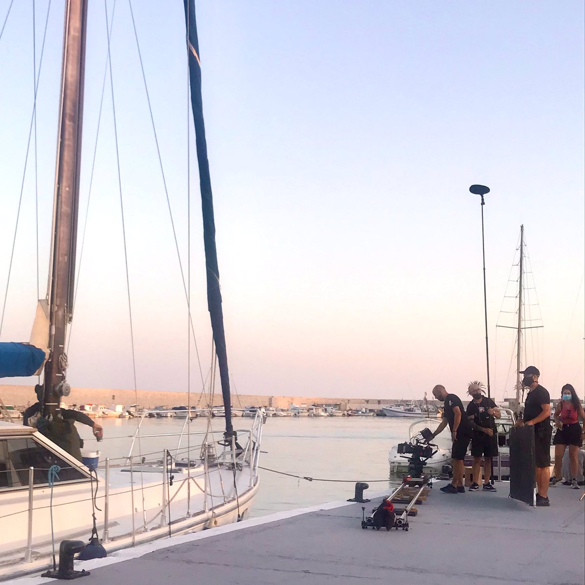 pampariusfilms's tweet photo. Mi compi Nacho, el hombre de los sliders/steadis, preparando uno de los últimos planos de #toyboy2 el pasado viernes.
#ToyBoy2 #redmonstro #8K #Fletnix https://t.co/iyxDMtNT6a