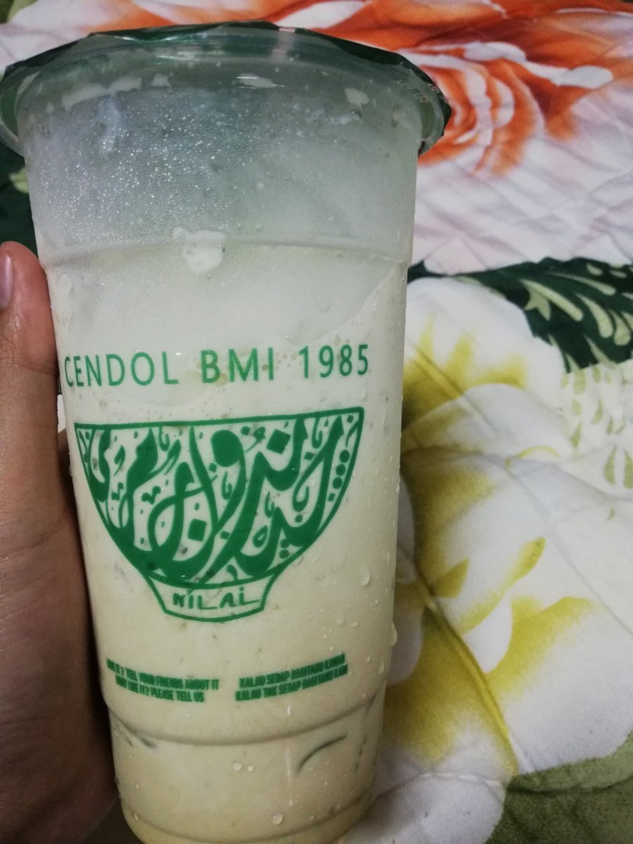 WardahSyazwani's tweet photo. Sedap tak tipu gaishhhh, rasa ummphhhh dia tu, lemak dia kena sgt! 😋 tapi hijau yg bawah tu kena ade backup utk makan, kalau tak membazir sokmo minum cendol neh😅  seb baik ade dah offer nak habiskan😁
.
#bersyukurseadanya https://t.co/hoISOgFham