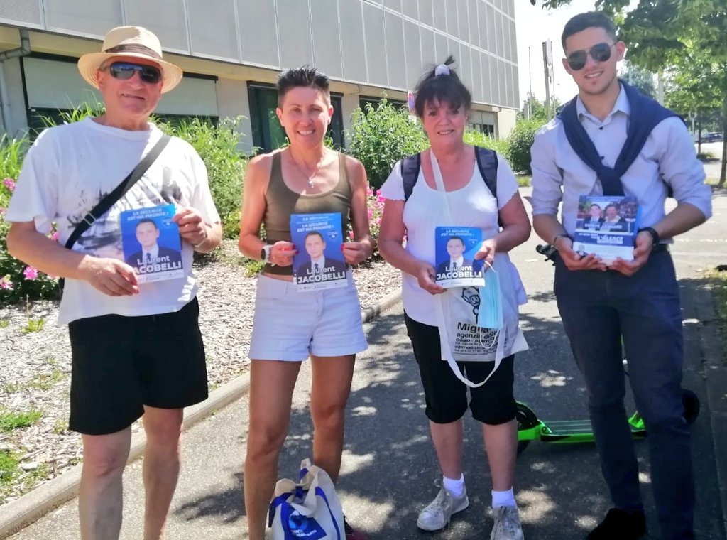 Th_ESTEVE's tweet photo. 🔵⚪🔴 Tractage matinal dans le quartier Saint-Léon à Colmar, merci à l'équipe présente pour l'aide apportée. 

Nous sommes chaque jour sur le terrain. 🇵🇱🇨🇵
#jacobelli2021 #colmar #colmar1 #departementales2021 https://t.co/GXHbuCwmf0