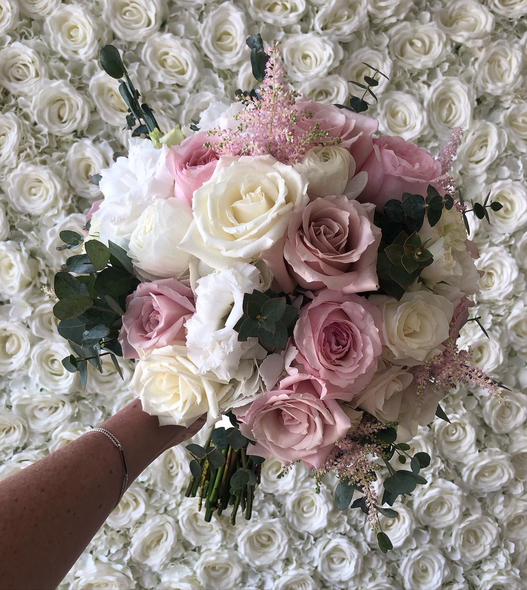 SRFSimplyRoses's tweet photo. A luxurious mix of garden and traditional roses accented with lisianthus, ranunculus, and astilbe finished with touches of small leaf eucalyptus varieties. So. Romantic. https://t.co/jpTD8xE58g