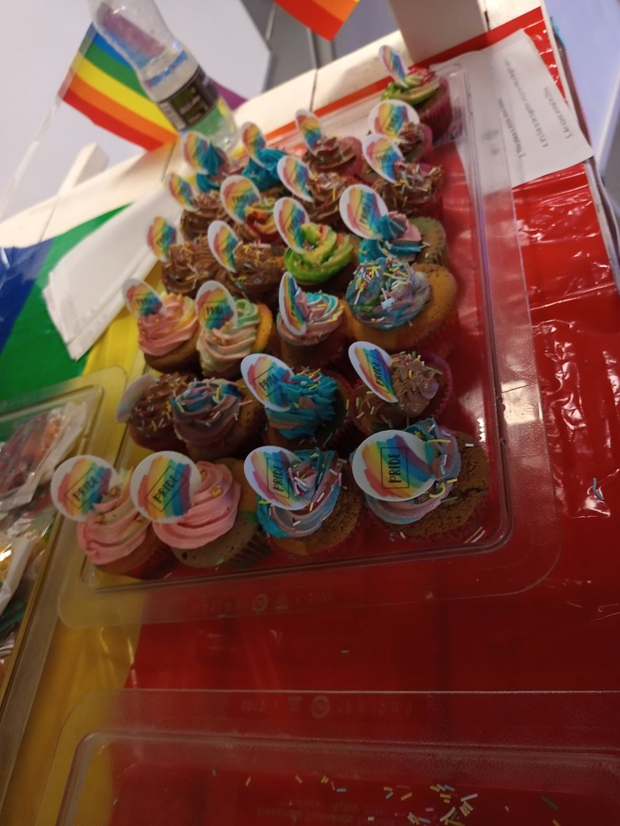 tw1l1ghtmum's tweet photo. Come grab the last few... In reception 50p a cake. #giPride @gifhe https://t.co/GwGULz2NLW