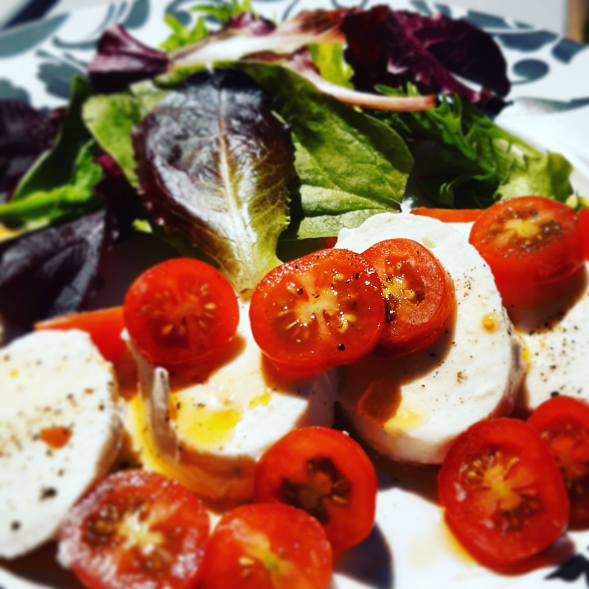 suttylass's tweet image. Mmm Mozzarella... 🍅
#simplebutdelicious #cheeseplease