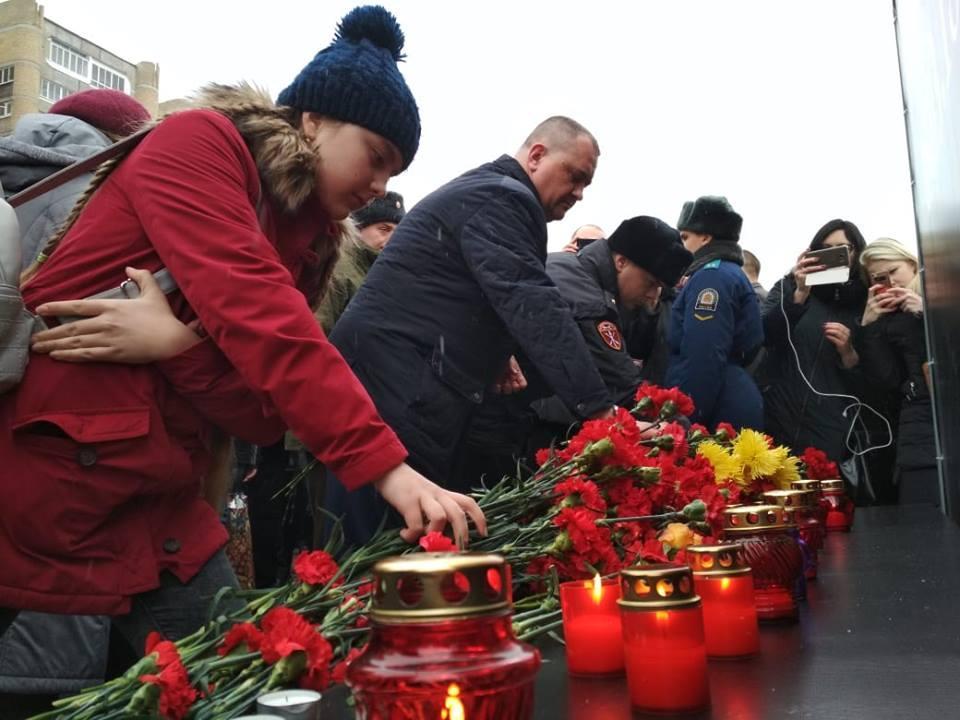 Можно ли в траур слушать музыку. Вечная память погибшим на пожаре. Свеча памяти и скорби зимняя вишня. Возложение цветов в честь погибших в зимней вишни. Зимняя вишня скорбь.