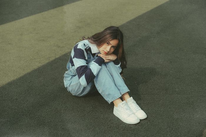 #SONGREVIEW 

Satine Zaneta Putri Hujan, yang lebih dikenal sebagai Satine Zaneta lahir 6 September 2002 adalah aktris dan penyanyi asal Indonesia. Ia merupakan anak kedua dari pasangan Abimana Aryasatya dan Inong Ayu. Satine baru saja merilis single berjudul 'utuh'.

#MUSICBOX