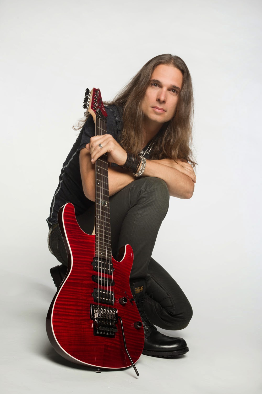 Happy birthday to Kiko Loureiro! The Brazilian guitarist from Megadeth (Ex-Angra) celebrates today his 49th birthday 