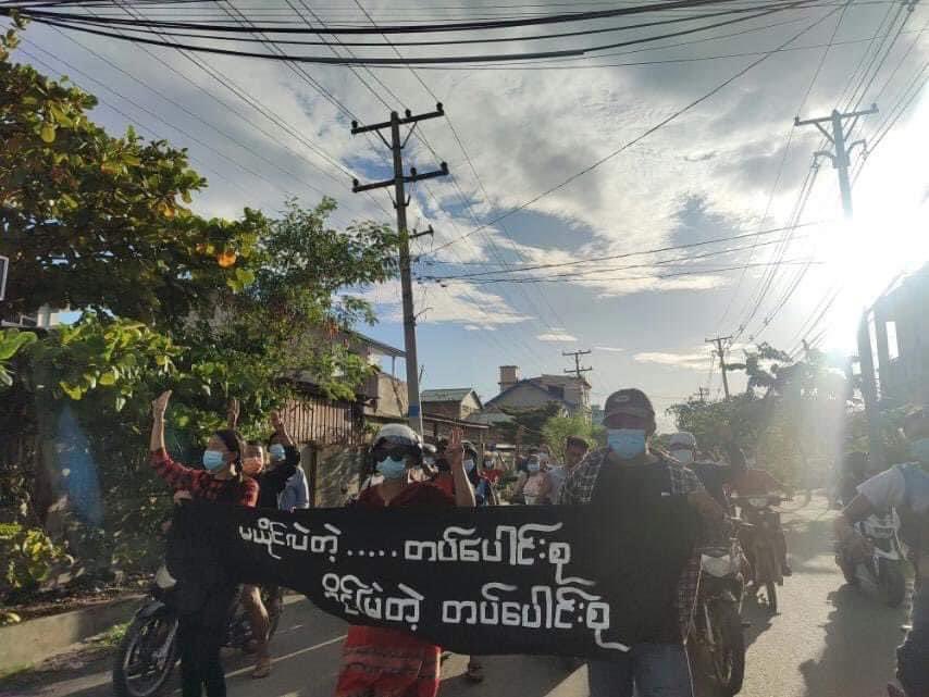 HelloKi72828969's tweet photo. The Mandalay Coalition Strike this Evening June 16 called for the overthrow of the military dictatorship.

#UnfetteredAccessForAids
#June16Coup
#WhatsHappeningInMyanmar https://t.co/bUt7BhY5VA