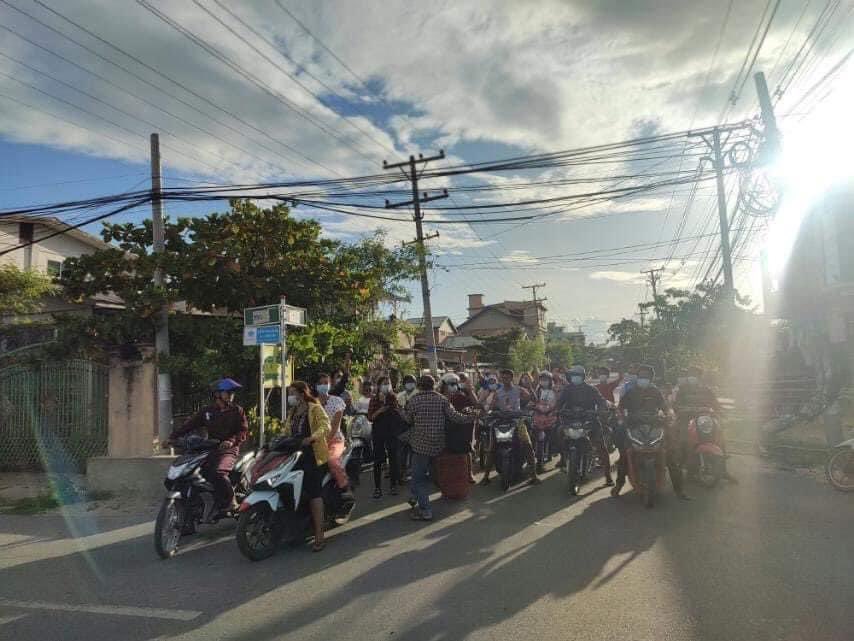HelloKi72828969's tweet photo. The Mandalay Coalition Strike this Evening June 16 called for the overthrow of the military dictatorship.

#UnfetteredAccessForAids
#June16Coup
#WhatsHappeningInMyanmar https://t.co/bUt7BhY5VA