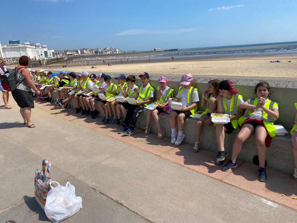 MrsConstable91's tweet photo. Feeding time!! We’ve had so many lovely comments from the public about the children’s fabulous behaviour! 🍦 🐠 🍟 @BoothferryPS @miss_whiteman https://t.co/T8M06d0NK1