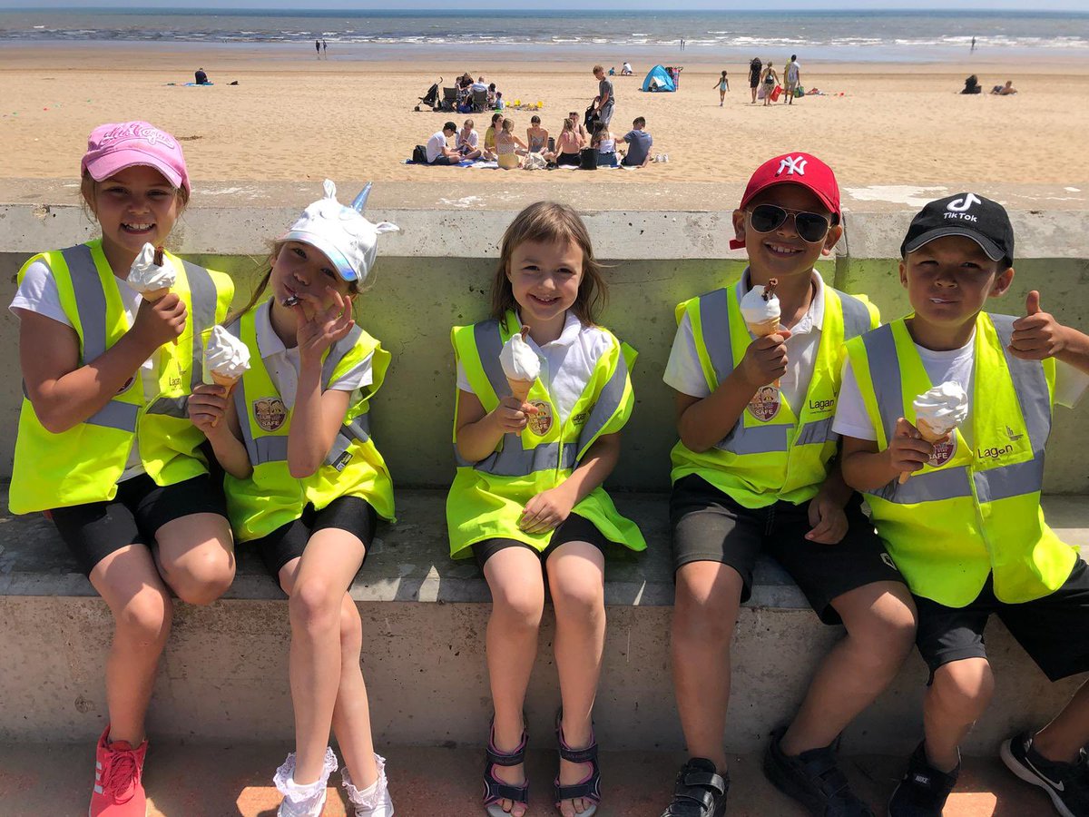 MrsConstable91's tweet photo. Feeding time!! We’ve had so many lovely comments from the public about the children’s fabulous behaviour! 🍦 🐠 🍟 @BoothferryPS @miss_whiteman https://t.co/T8M06d0NK1
