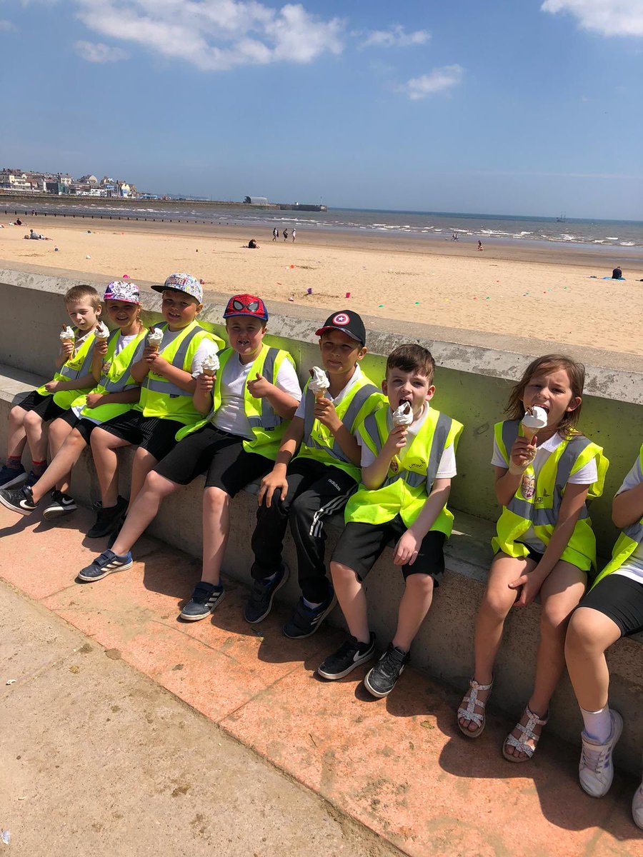 MrsConstable91's tweet photo. Feeding time!! We’ve had so many lovely comments from the public about the children’s fabulous behaviour! 🍦 🐠 🍟 @BoothferryPS @miss_whiteman https://t.co/T8M06d0NK1