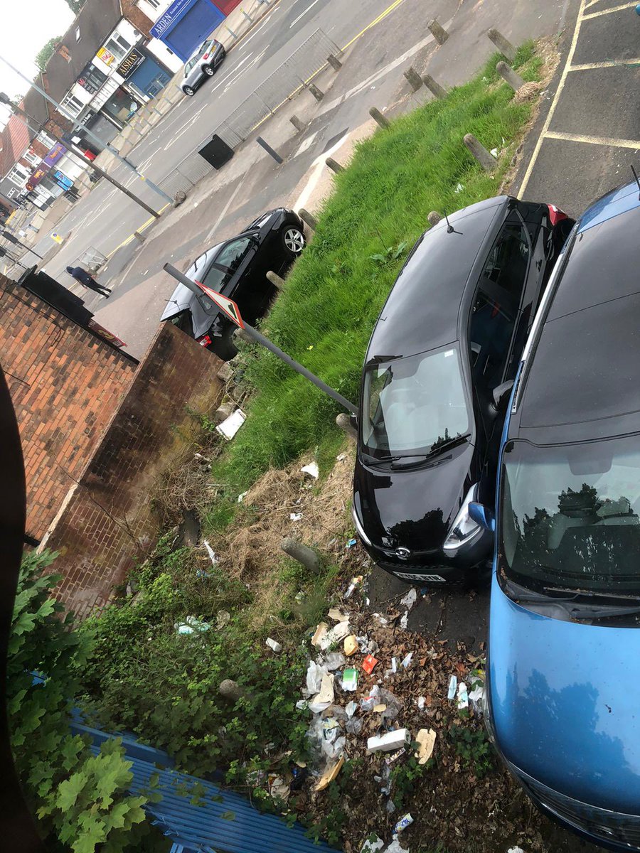 MMUNEERKHANS's tweet photo. ASAP Street clean needed by 18 Coleshill Road, #Hodgehill B36 8AA. @BhamCityCouncil @BCC_Help This is the public path that leads to the old Beaufort School. https://t.co/da5G6xdbBq