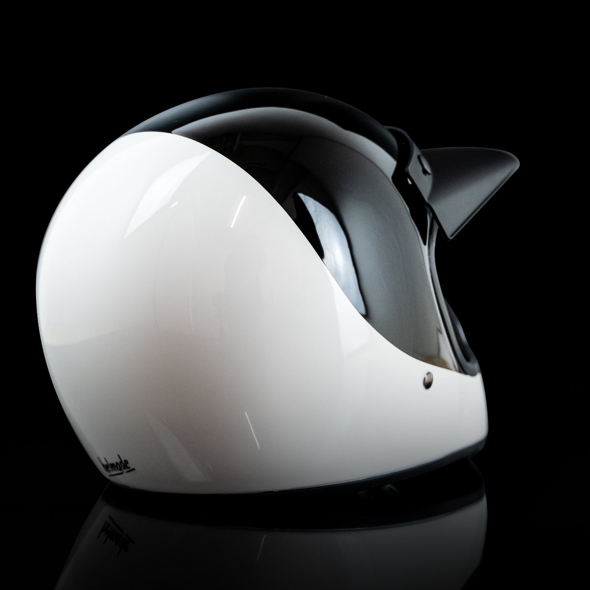 Minimalistic, retro, pure! 😎Moto-3 surf in black n´ white. 🤙Hang loose! 🌴

#helmade #withpassion #moto3 #bell #bellhelmets #vintagehelmet #vintagemx #helmetdesign #helmdesign #customized #customhelmet #helmetpaint