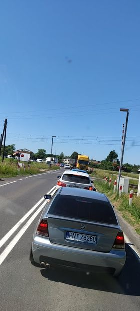MotoSygnaly's tweet photo. Ogromne korki na trasie #DW308 Nowy Tomyśl-Poznań. Kuba informuje, że w okolicach Paproci są popsute rogatki na przejeździe kolejowym. https://t.co/7gOIvQMkFA