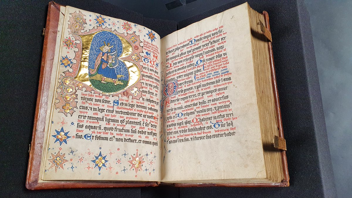 DirektorHAAB's tweet photo. Aktuelles Highlight in unserer Digitalisierungswerkstatt: Ein #Psalter auf Pergament (um 1500) mit kostbarer #Buchmalerei. - Hier zu sehen die Initiale B, in deren Innern David auf einer Bank sitzend Harfe spielt. #Handschrift #HAABWeimar https://t.co/fjkUGByamo