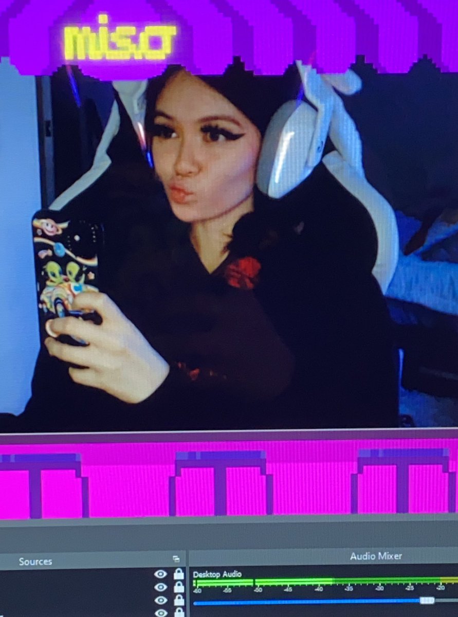 misoleynie's tweet image. STREAMING FNAF IN A LIL mc streamer who?? also my hoodie says hellboy twitch.tv/misoleynie