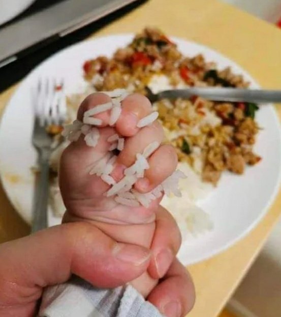 Uno cree que es muy fuerte hasta que tienes que abrirle las manos a un bebe.