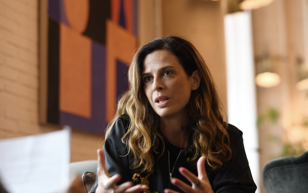 SentitCritic's tweet photo. 💬 "A Europa calen noves regles antimonopoli per decidir la mida que poden tenir les grans empreses tecnològiques".
👥 @marionasanz entrevista l'experta en polítiques digitals @francesca_bria. Amb el suport del @pembarcelona.
https://t.co/Z8KDkWIW0O https://t.co/aVyR7J7xrW