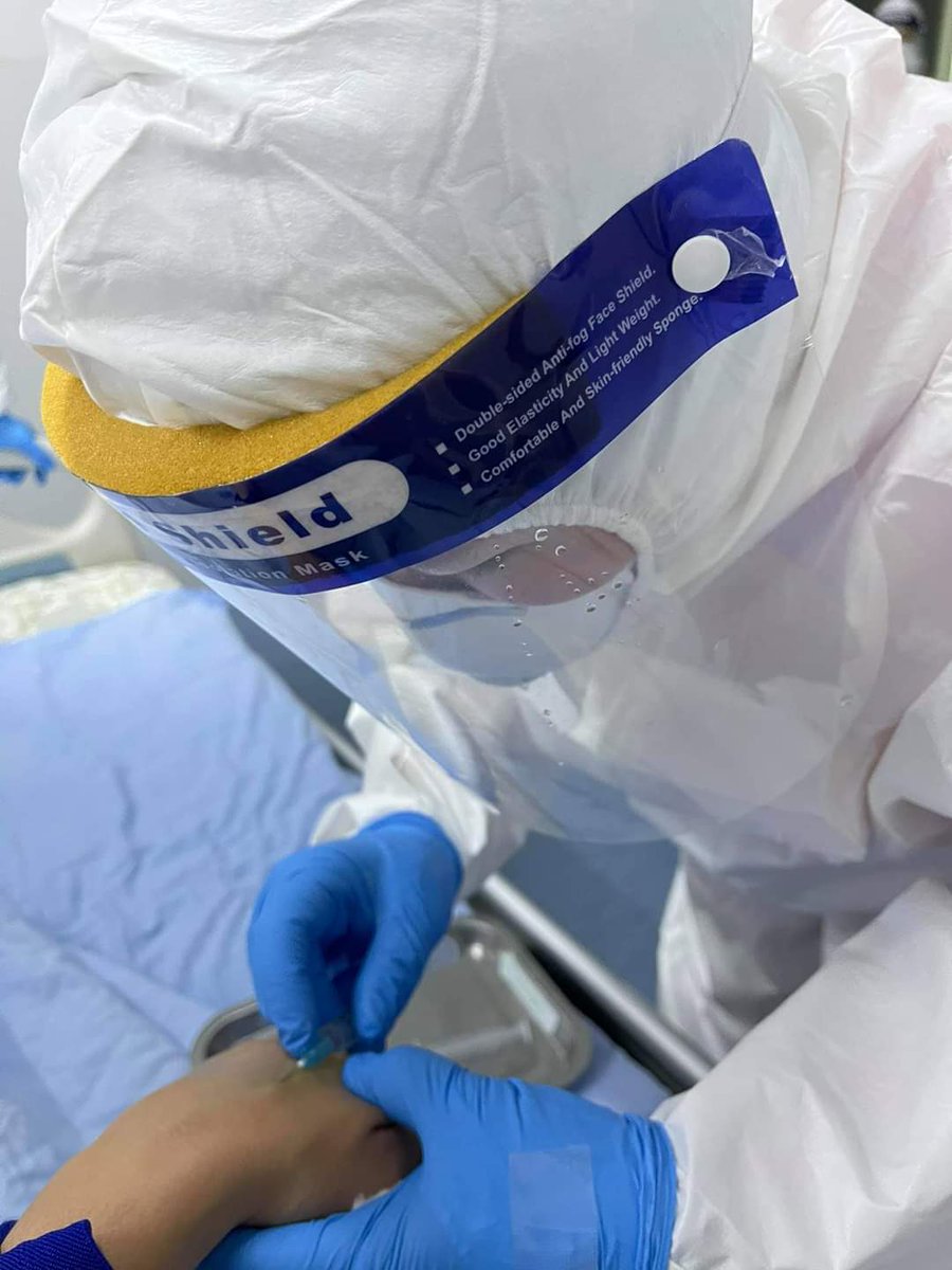 Эвий эмч сувилагчид хөлс нь хувцас нэвтлэн дуусч байгааг нь хараач... 50-60 хүнд 2 хон сувилагч 1 эмч байна гэнэ. Муурч унатлаа амрах завгүй 24 цаг... Эмчлүүлж бгаа хүний постоос. Эмч сувилагчдынхаа төлөө хэдүүлээ нэгдэж төрийн анхааралд хүргэе ээ! Цалинг нь нэмээчээ ядаж.