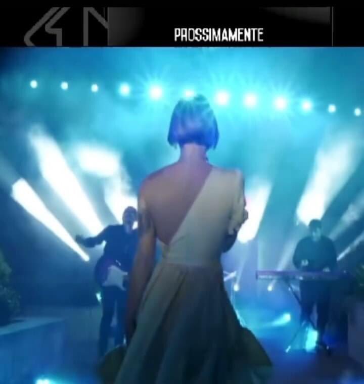 amorosoal's tweet image. Prossimamente @AmorosoOF a #BattitiLive 😍 #SorrisoGrande #Piuma