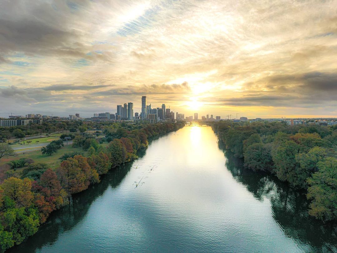 austintxthings's tweet photo. Unreal Austin 🌅⠀
⠀
Summer is here and the real estate market is hot! 🔥 If one of your goals this year is to buy your dream home in Austin, it's time to start now. Without action you won’t get ...https://t.co/scS48ym886 #austintexasthings #smartaus https://t.co/3toeo6bsdX