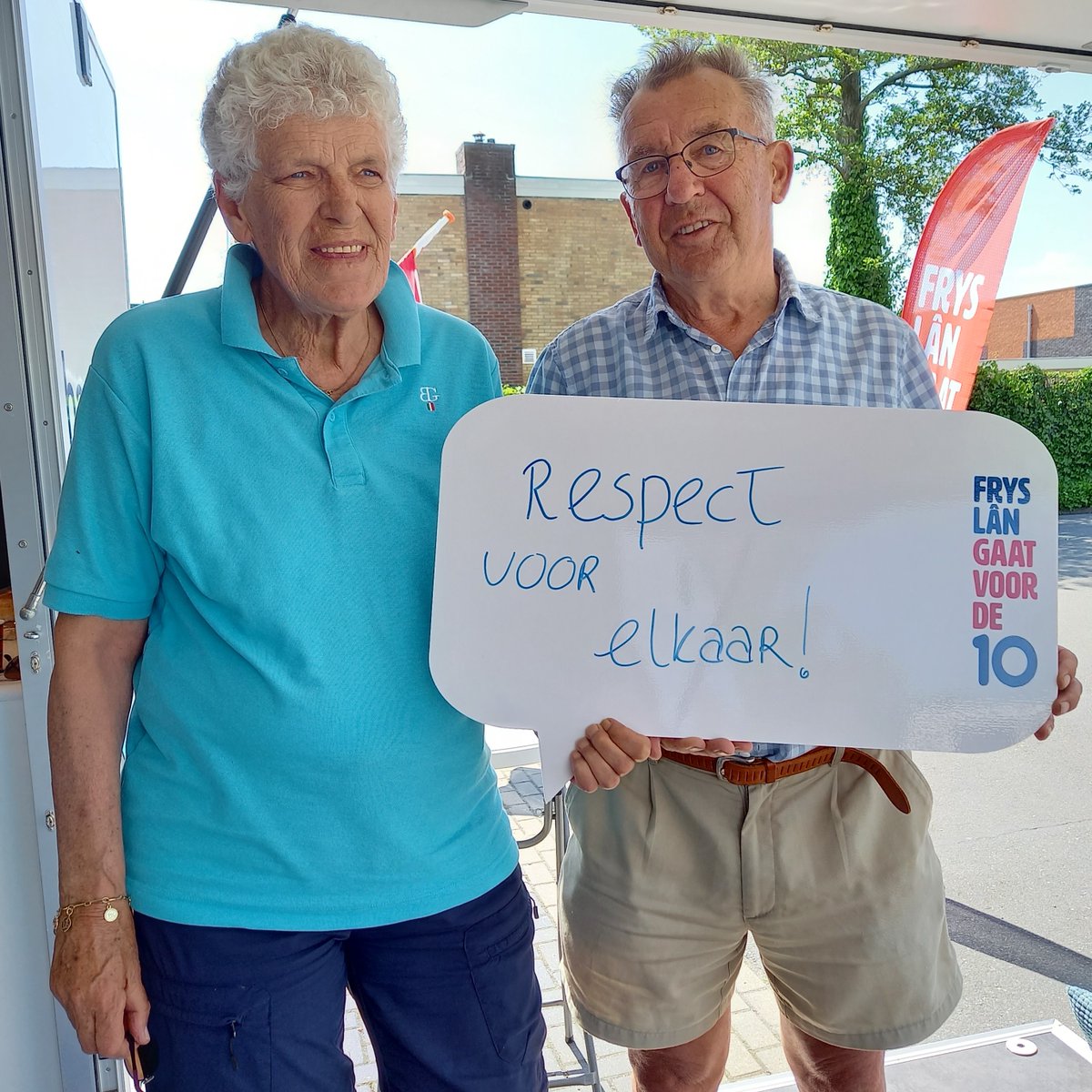 Wat zou jij graag willen in jouw wijk? 🏡 "Respect voor elkaar!" - Nel (Wijkplatform Noorderhoek). 🗣
Wil jij ook een leuk gesprek en een gratis leefstijlcheck? 👩🏻‍⚕️ Kom morgen langs in Heerenveen: meergezondejaren.nl/karavaan-dag-f…
#fryslangaatvoorde10 #project #karavaandag #meergezondejaren