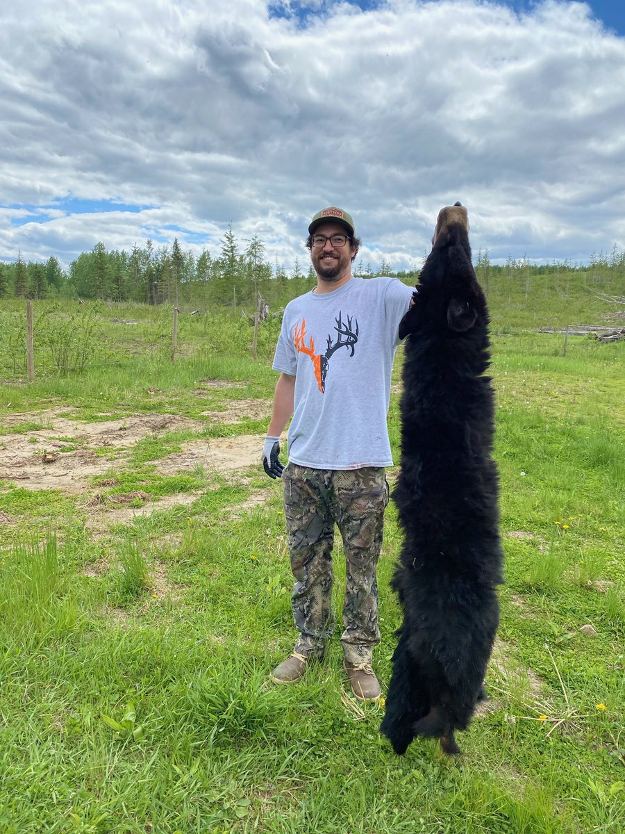 All smiles after a successful hunt!
.
.
📸 Nathan Koenig
#fallobsession #fallobsessed #hunting #blackbear #bearhunting #bearhunt #canadahunting #canada #springbear
