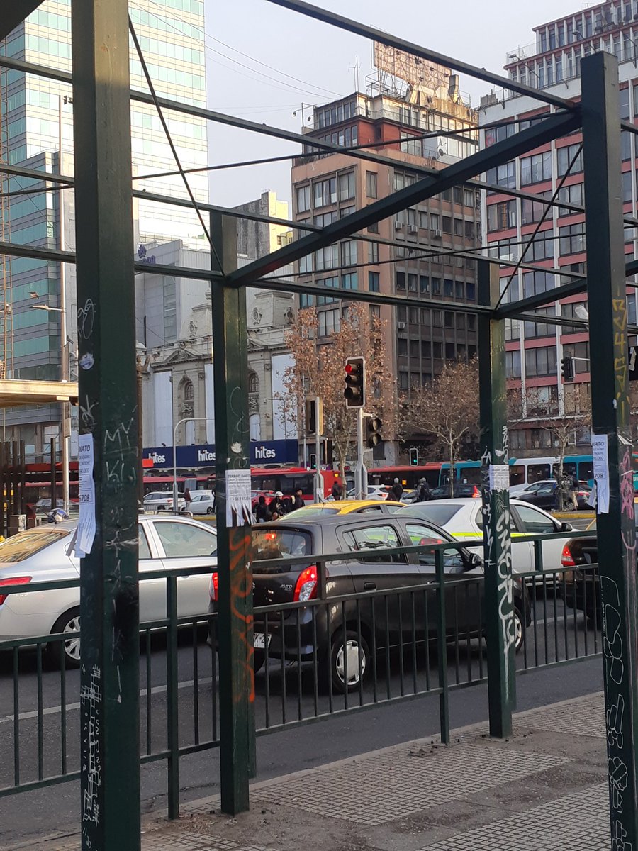 isa4master's tweet photo. Cuarentena en RM, 8.00 Am, Santiago centro lleno y con tacos !
Así nunca 🤦‍♀️😩
#ContigoCHV #CuarentenaTotal #encierro #COVID19 https://t.co/BZG0tkpznO