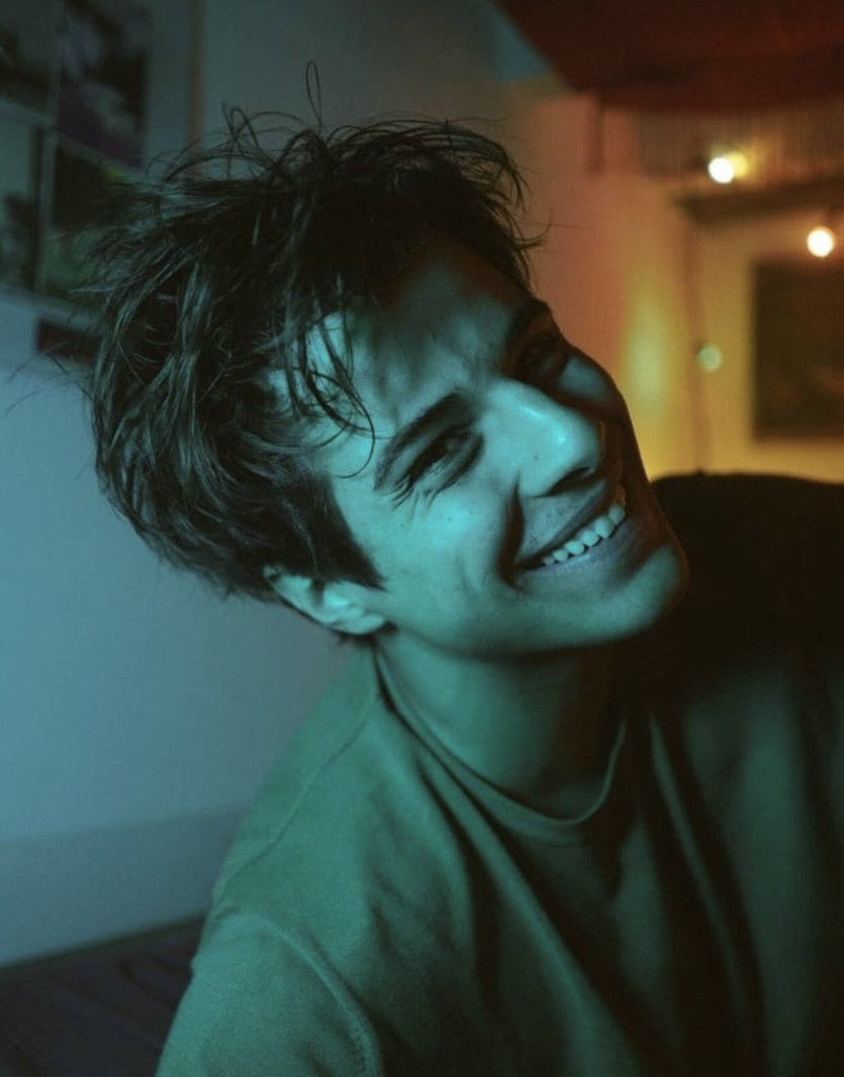 asia32755227's tweet photo. ora sfoggia questo sorriso agli angeli proprio come facevi qui. 
A presto romantico ribelle🤍🦋👼🏻 #michelemerlo https://t.co/UcH10nxjtc