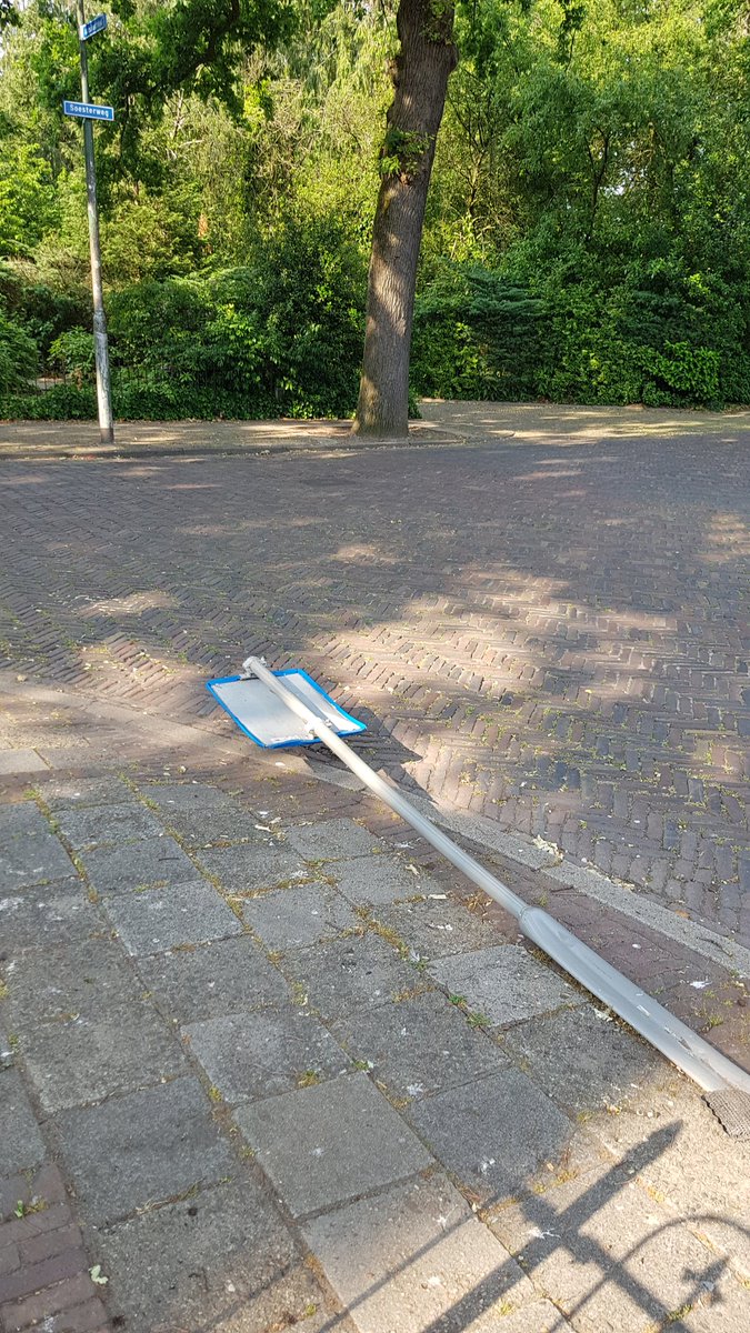 <a href="/Gem_Amersfoort/">Gemeente Amersfoort</a> paal is door de hitte gesmolten bij de enkels. Hoek Soesterweg aucubastraat