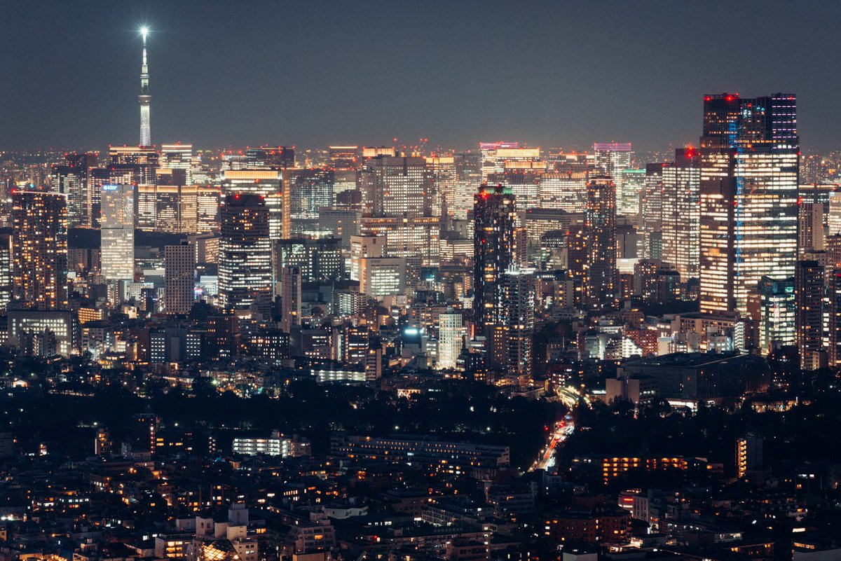 ずーっと撮り続けてきた東京の街。
それを一番見せたいのは小学生高学年の自分だったりする。
あの頃から死にたいくらいに憧れた大都会東京。

もし当時の自分に見せることができたら泣いて喜んでくれるんじゃないかと。