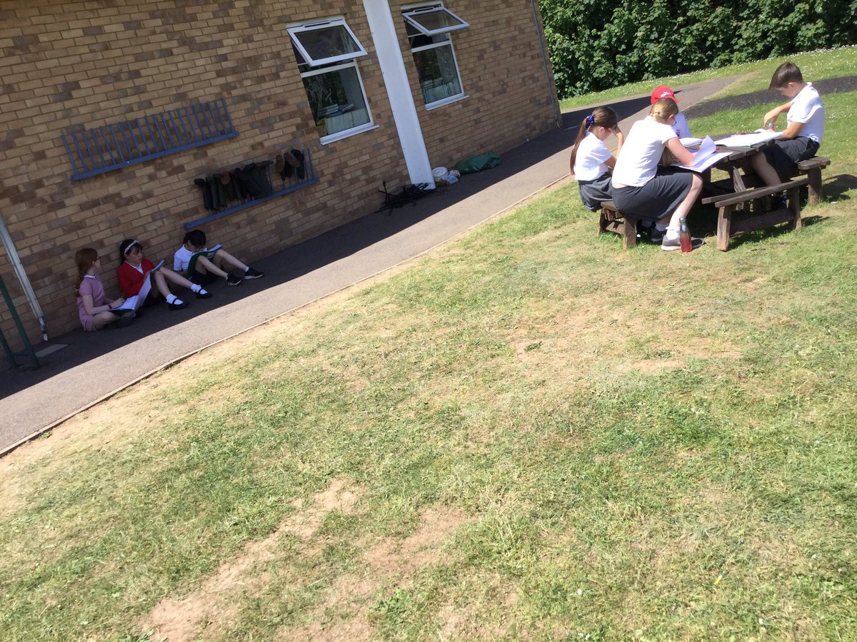 Llysfaen2022's tweet photo. We are making the most of the sunshine in #5SB today! 
Taking our Welsh work outside! ☺️☀️ #cymraeg #LLC https://t.co/aWmBW7rV0e