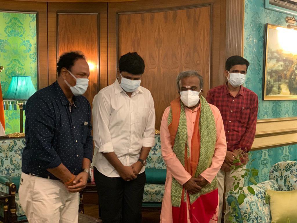 varunyadav___'s tweet photo. Chief Justice of India N.V RAMANA GARU planted saplings at rajbhavan along with MP RS @MPsantoshtrs garu &amp; #GreenIndiaChallenge co-founder @raghavtrs garu . Thank you N.V RAMANA Sir for being a part of our #GreenIndiaChallenge . #nvramana #Telangana #planttrees #SavePlanetEarth https://t.co/4vn9ortuUc